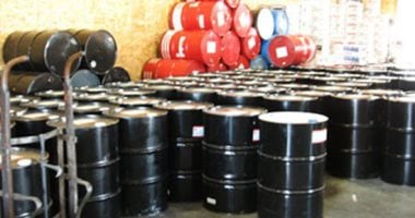 انخفاض حاد في أسعار النفط العالمية: أكبر تراجع أسبوعي منذ عامين