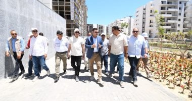 وزير الإسكان يتفقد كومباوند مزارين والحي اللاتيني بالعلمين