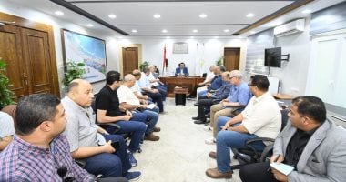 وزير الإسكان يناقش مشروعات مركز مارينا العلمين السياحي